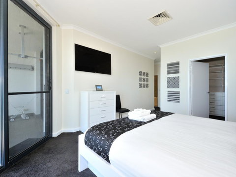 Nautilus By Rockingham Apartments - Accommodation Main Beach 3