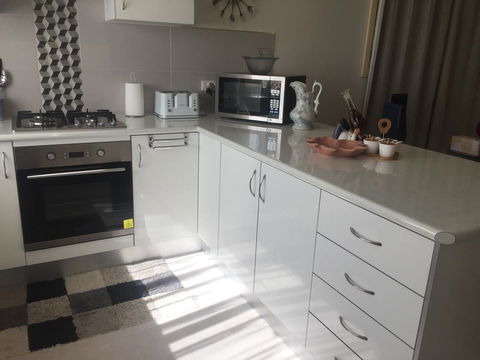 Bright & Beautiful Home On The Hills! - Accommodation Main Beach 13