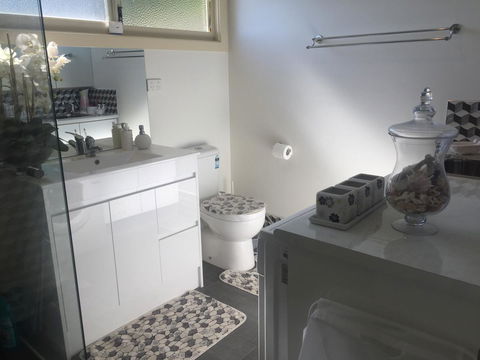 Bright & Beautiful Home On The Hills! - Accommodation Main Beach 22