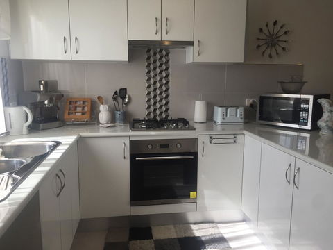 Bright & Beautiful Home On The Hills! - Accommodation Main Beach 14
