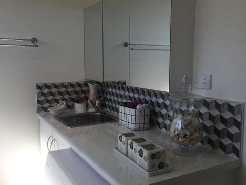 Bright & Beautiful Home On The Hills! - Accommodation Main Beach 23