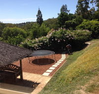 Bright  Beautiful Home On The Hills - Accommodation Main Beach