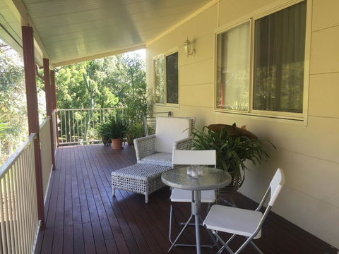 Bright & Beautiful Home On The Hills! - Accommodation Main Beach 3
