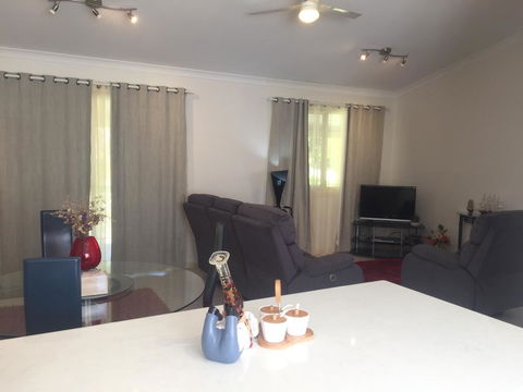 Bright & Beautiful Home On The Hills! - Accommodation Main Beach 11