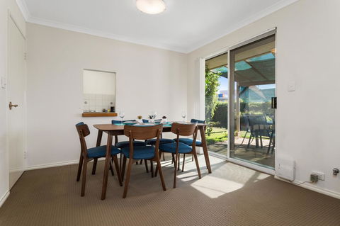 Como South Perth Villa - Accommodation Main Beach 2