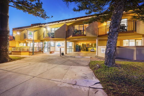 Cottesloe Beach Chalets - Accommodation Main Beach 6