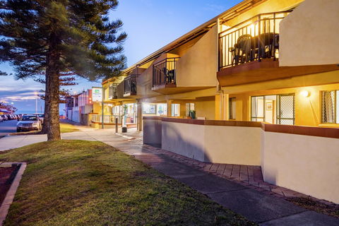 Cottesloe Beach Chalets - Accommodation Main Beach 4