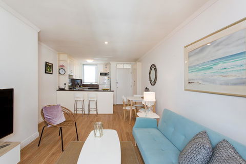 Ocean Breeze Apartment - Accommodation Main Beach 9