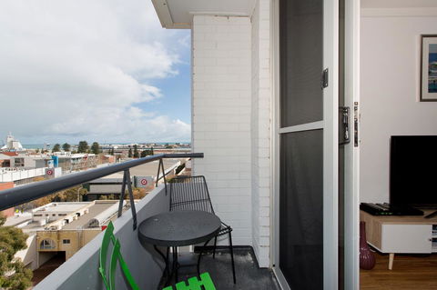 Ocean Breeze Apartment - Accommodation Main Beach 1