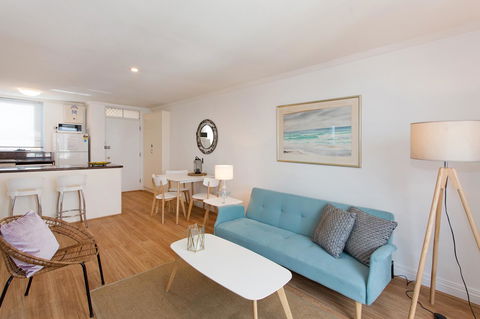 Ocean Breeze Apartment - Accommodation Main Beach 10