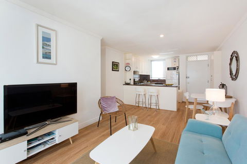Ocean Breeze Apartment - Accommodation Main Beach 8