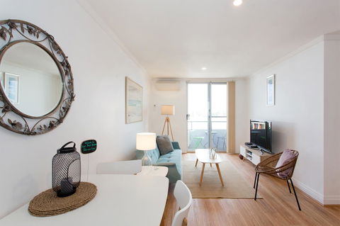Ocean Breeze Apartment - Accommodation Main Beach 12