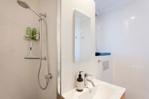 Ocean Breeze Apartment - Accommodation Main Beach 24