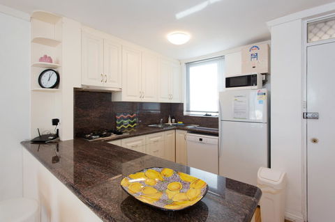 Ocean Breeze Apartment - Accommodation Main Beach 2