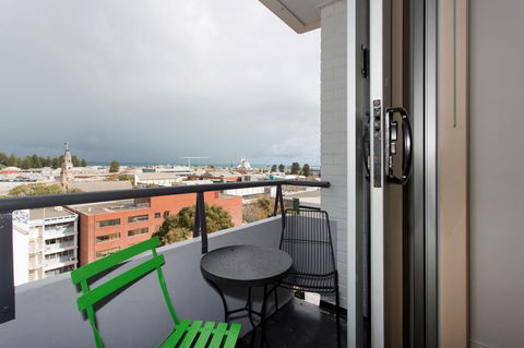 Ocean Breeze Apartment - Accommodation Main Beach 7