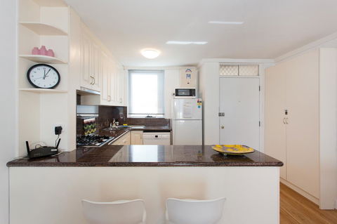Ocean Breeze Apartment - Accommodation Main Beach 11
