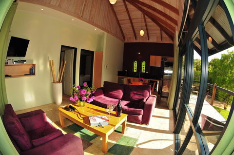 Waterfall Cottages - Accommodation Main Beach 12