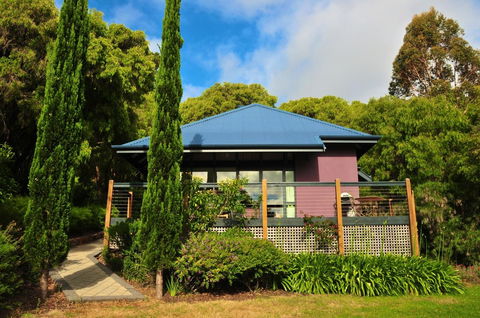 Waterfall Cottages - Accommodation Main Beach 0