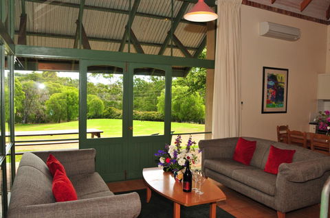 Waterfall Cottages - Accommodation Main Beach 13