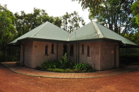 Waterfall Cottages - Accommodation Main Beach 23