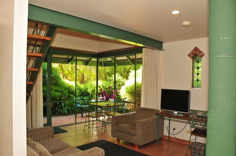 Waterfall Cottages - Accommodation Main Beach 5