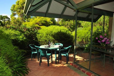 Waterfall Cottages - Accommodation Main Beach 7