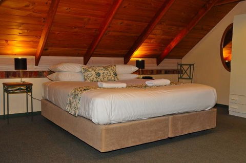 Waterfall Cottages - Accommodation Main Beach 4