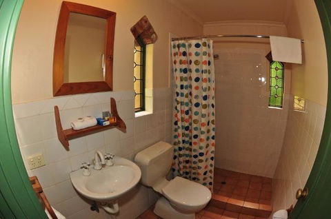 Waterfall Cottages - Accommodation Main Beach 2