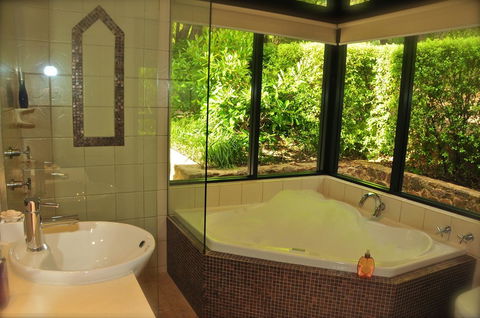 Waterfall Cottages - Accommodation Main Beach 9
