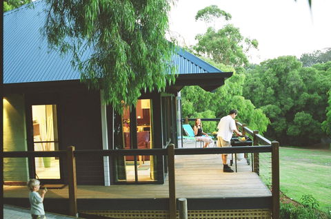 Waterfall Cottages - Accommodation Main Beach 1