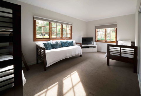 The Farmhouse - Accommodation Main Beach 10