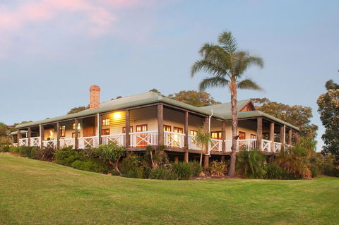The Farmhouse - Accommodation Main Beach 0