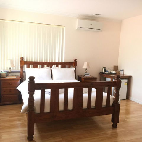 The Royal Dolphin Bed & Breakfast Safety Bay - Accommodation Main Beach 4