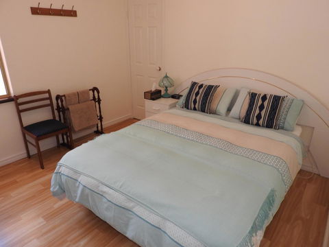 The Royal Dolphin Bed & Breakfast Safety Bay - Accommodation Main Beach 18