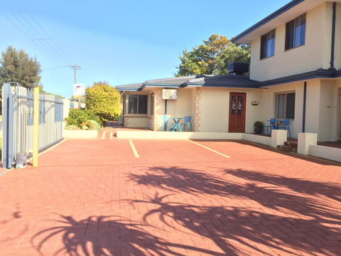 The Royal Dolphin Bed & Breakfast Safety Bay - Accommodation Main Beach 7