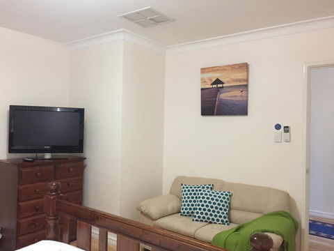 The Royal Dolphin Bed & Breakfast Safety Bay - Accommodation Main Beach 30