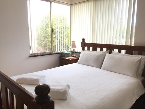 The Royal Dolphin Bed & Breakfast Safety Bay - Accommodation Main Beach 5