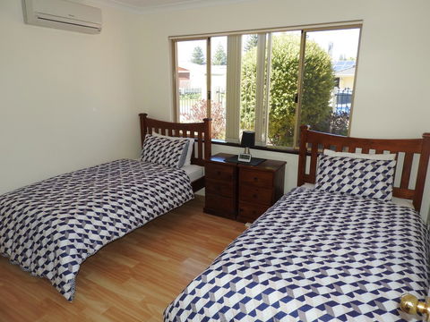 The Royal Dolphin Bed & Breakfast Safety Bay - Accommodation Main Beach 15