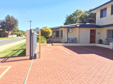 The Royal Dolphin Bed & Breakfast Safety Bay - Accommodation Main Beach 0