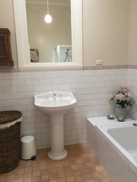 Historic Oakhill House Entire Estate - Accommodation Main Beach 16