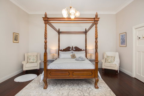 Historic Oakhill House Entire Estate - Accommodation Main Beach 1