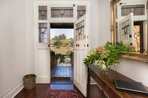 Historic Oakhill House Entire Estate - Accommodation Main Beach 3