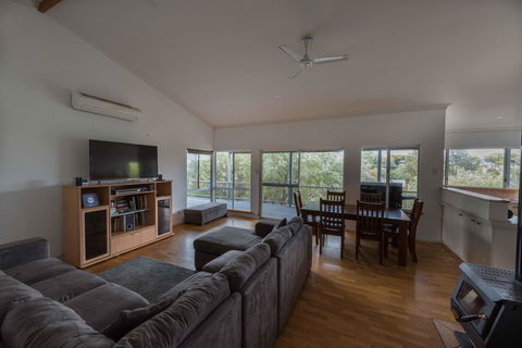 Peppy Beach Ocean Views - Accommodation Main Beach 4