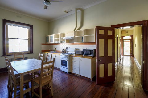Fremantle Colonial Cottages - Accommodation Main Beach 11