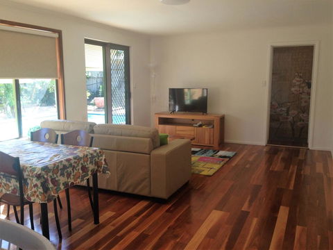 Lemon Tree Lodge - Accommodation Main Beach 0