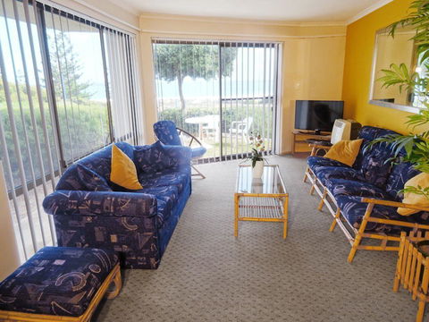 Scarborough & Absolutely Beachfront - Accommodation Main Beach 4