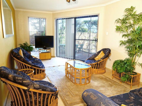 Scarborough & Absolutely Beachfront - Accommodation Main Beach 10