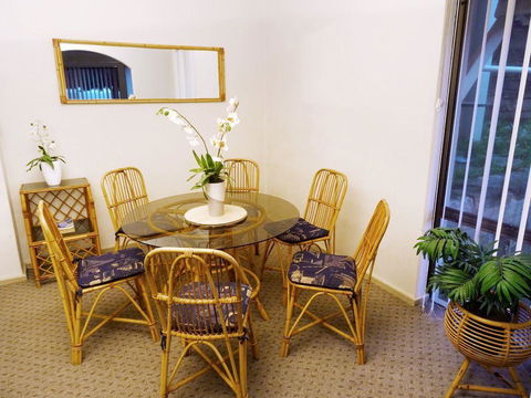 Scarborough & Absolutely Beachfront - Accommodation Main Beach 5