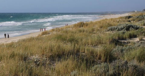 Scarborough & Absolutely Beachfront - Accommodation Main Beach 2