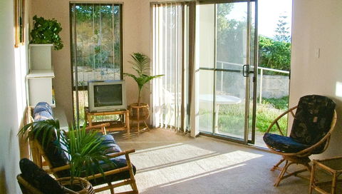 Scarborough & Absolutely Beachfront - Accommodation Main Beach 8